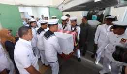 海军潜水员的妻子在苏丹伊斯梅尔医院认领了他的尸体