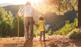 设计生活｜祖父母角色的演变：从讲故事的人到精通技术的导师