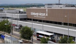 行人在爱丁堡机场附近被车撞，警方赶赴现场