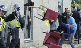 英国警方面对试图进入据信为寻求庇护者提供住宿的酒店的极右翼暴徒