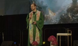 在大麻崇拜的巨型教堂里，有武装警卫和“蘑菇先知”