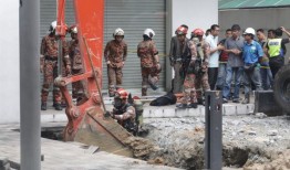 吉隆坡警察局长表示，天坑下的强水流阻碍了救援工作