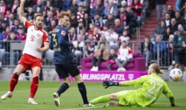 凯恩第四次上演帽子戏法，拜仁以8球击败美因茨