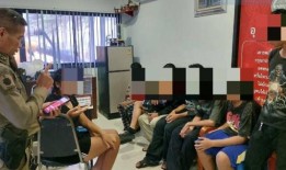 芭堤雅的犀利少年：武士刀将年轻人置于热水中