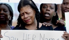 伊利诺斯州警察在一名黑人妇女家中开枪的“令人震惊”的随身摄像机视频引发众怒