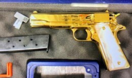 一名美国游客声称她将24k金枪走私到澳大利亚