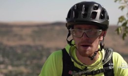 一辆汽车撞向丹佛市中心的大楼，造成一人受伤