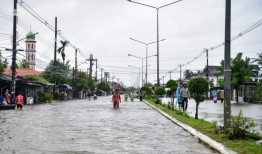 洪水造成8人死亡，马来西亚和泰国有数万人撤离