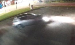 曼杜拉路怒事件：两人在轻微车祸后被汽车撞伤，伤势严重