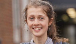 停止石油活动人士随着音乐在牢房里“跳华尔兹”