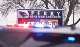 警方对美国高中枪击事件做出回应